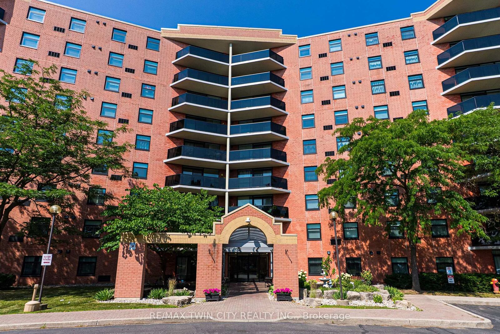 Property Photo: 9 Bonheur Court 905 ON N3P 1Z5