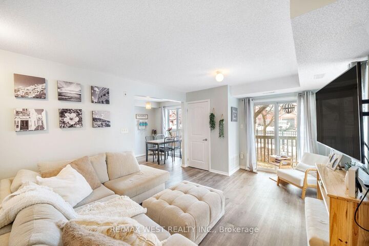 Property Photo: 17 Cheltenham Road 4 ON L4M 0E7