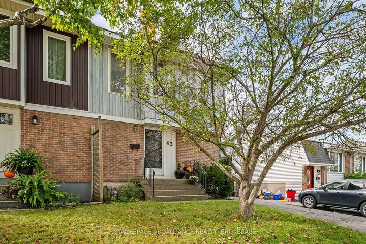 Property Photo:  42 Wycliffe Crescent  ON K7K 5Z1 