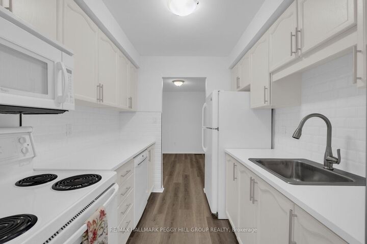 Property Photo:  165 Kozlov Street 28  ON L4N 7M7 
