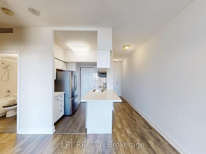 Property Photo:  8 Hillcrest Avenue 503  ON M2N 3N5 