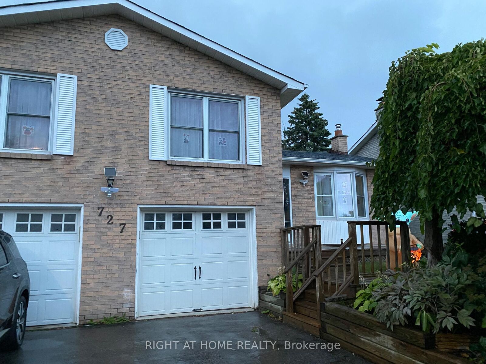 Property Photo:  727 Down Crescent  ON L1H 7X9 