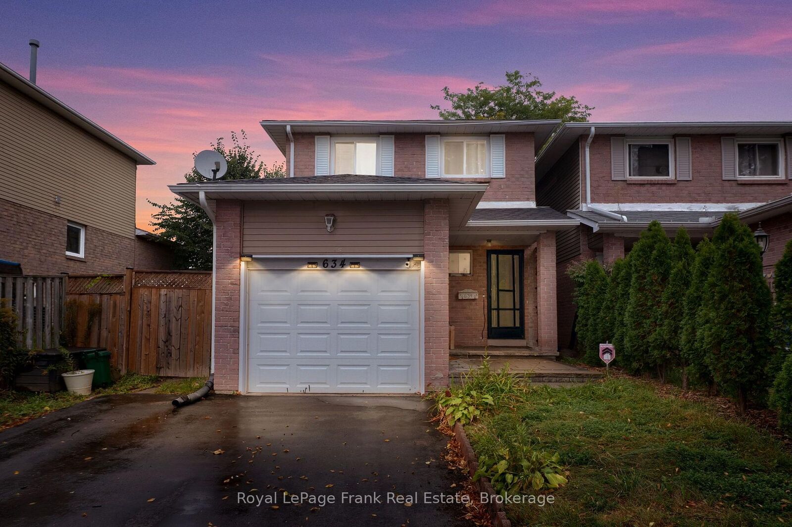 Property Photo:  634 Down Crescent  ON L1H 8K4 