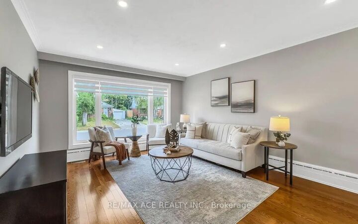 Property Photo:  52 Ivorwood Crescent Main  ON M1R 2X4 