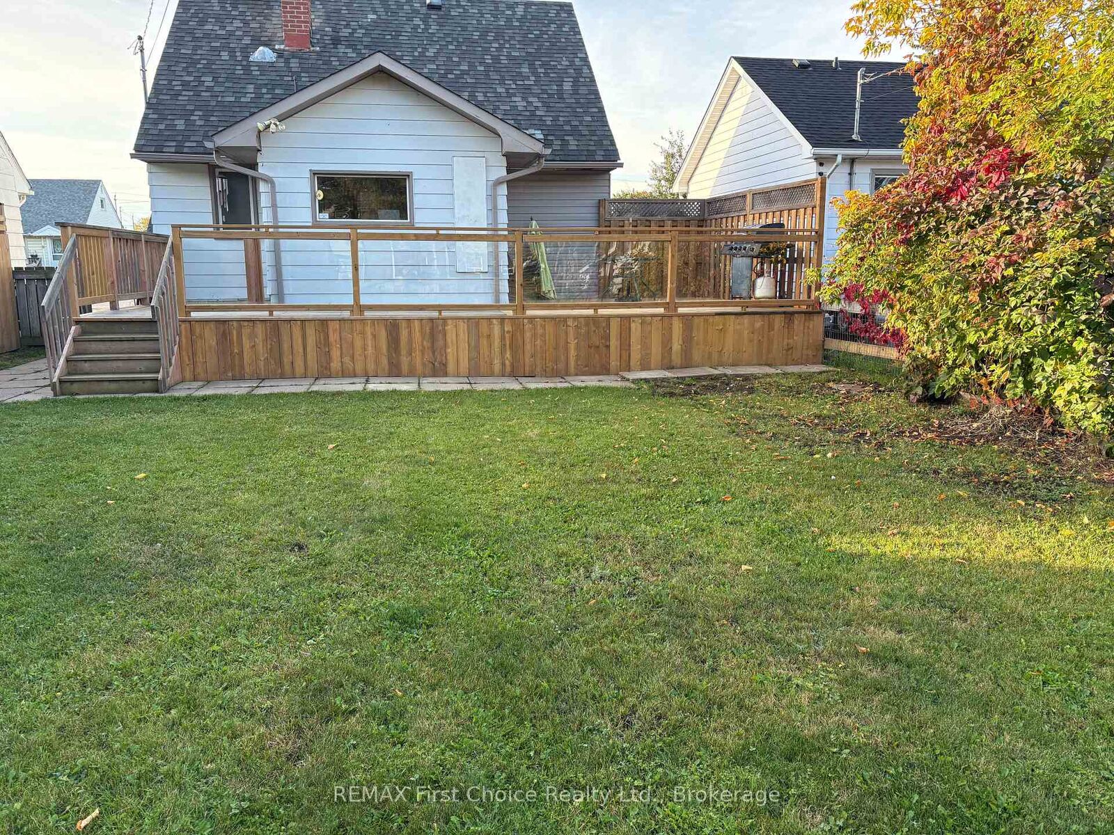 Property Photo:  275 Christina Street W  ON P7E 4P5 