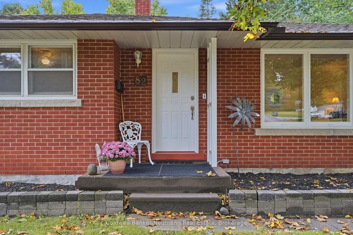 Property Photo:  82 Knightswood Boulevard  ON N1E 3W7 