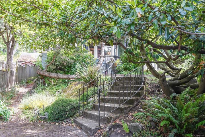 Property Photo:  1377 Rockland Ave  BC V8S 1V7 