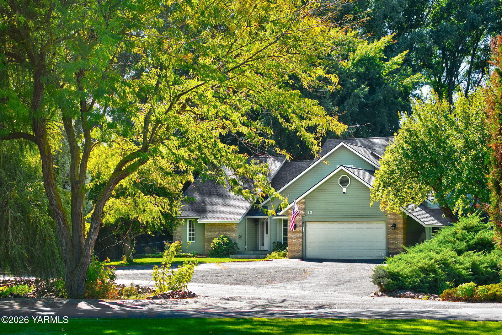 Property Photo: 20 Estate Way WA 98908