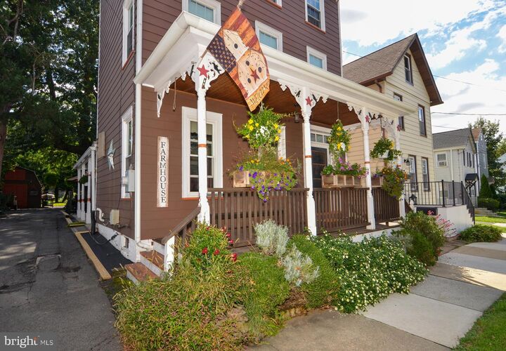 Property Photo:  122 E Burlington Street  NJ 08505 