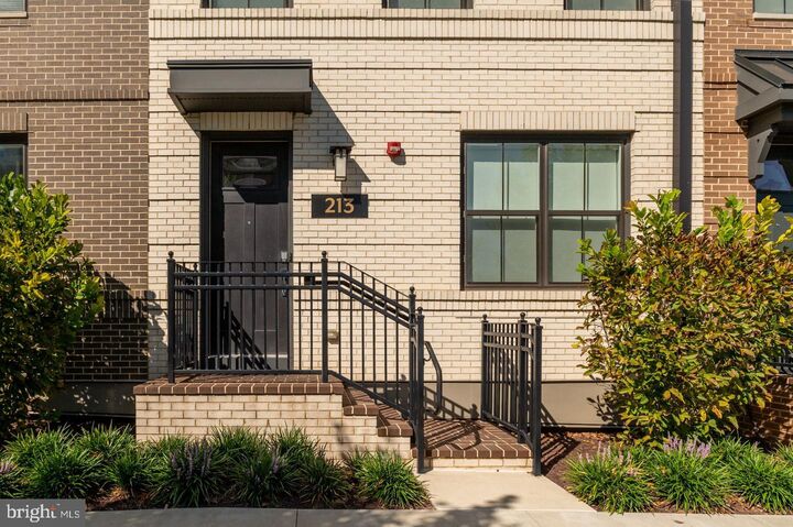 Property Photo: 213 Montgomery Street VA 22314