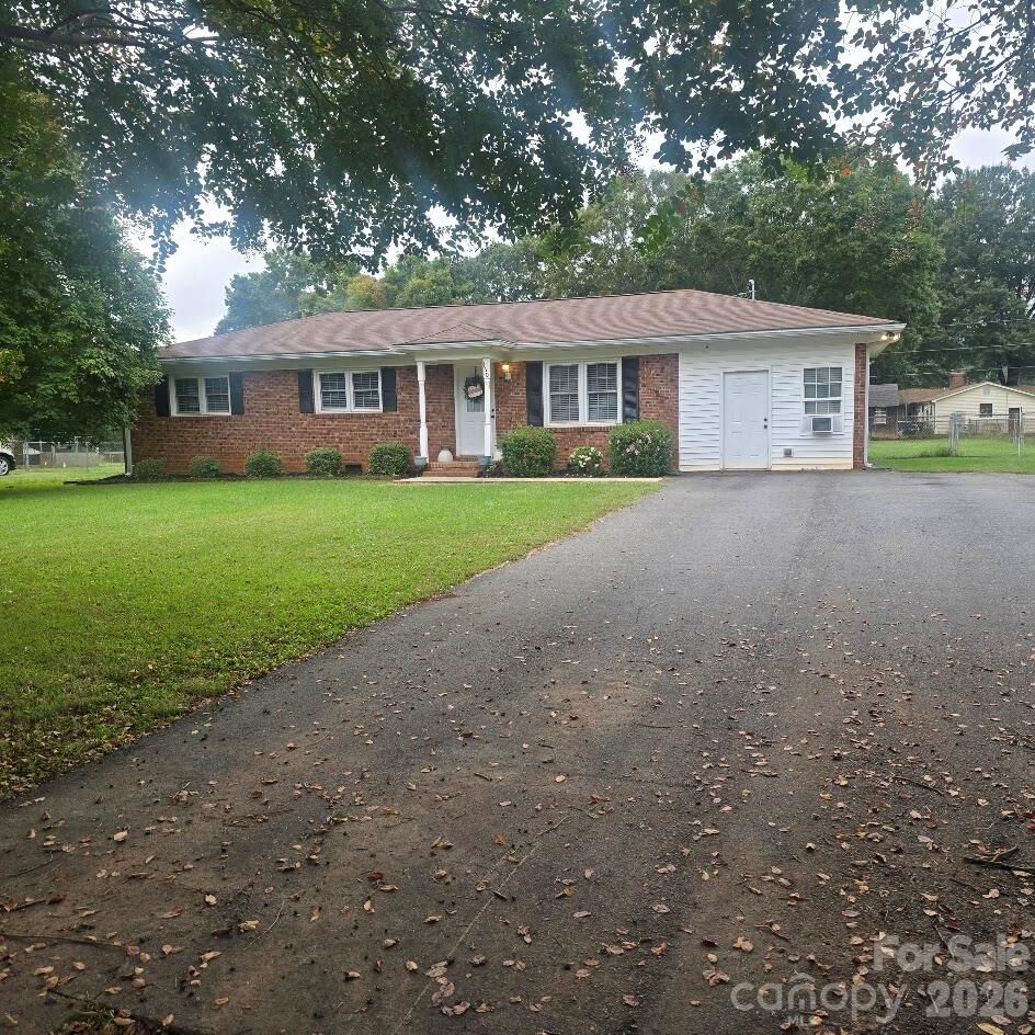Property Photo:  160 E Chamblee Drive  NC 28147 