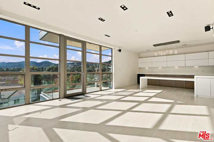 Property Photo:  870 Haverford Ave, Unit 202  CA 90272 
