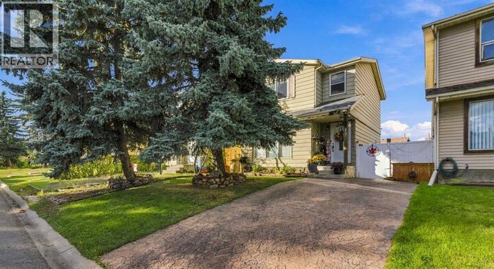 Property Photo:  17 Erin Ridge Road Southeast  AB T2B 2W2 