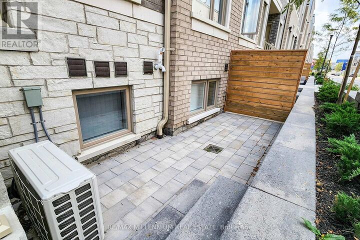 Property Photo:  100 Honeycrisp Crescent Th 350  ON L4K 0N7 