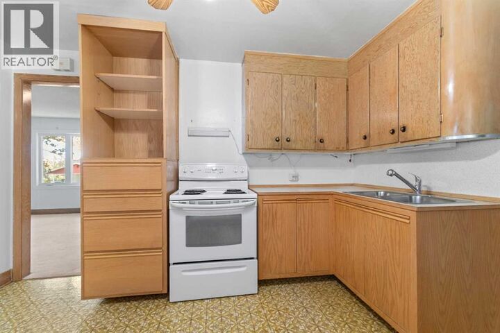 Property Photo:  320 4 Avenue South  AB T0M 2A0 
