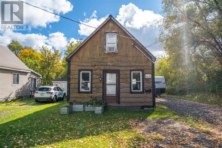 Property Photo:  913 Bonney St  ON P6C 1A9 