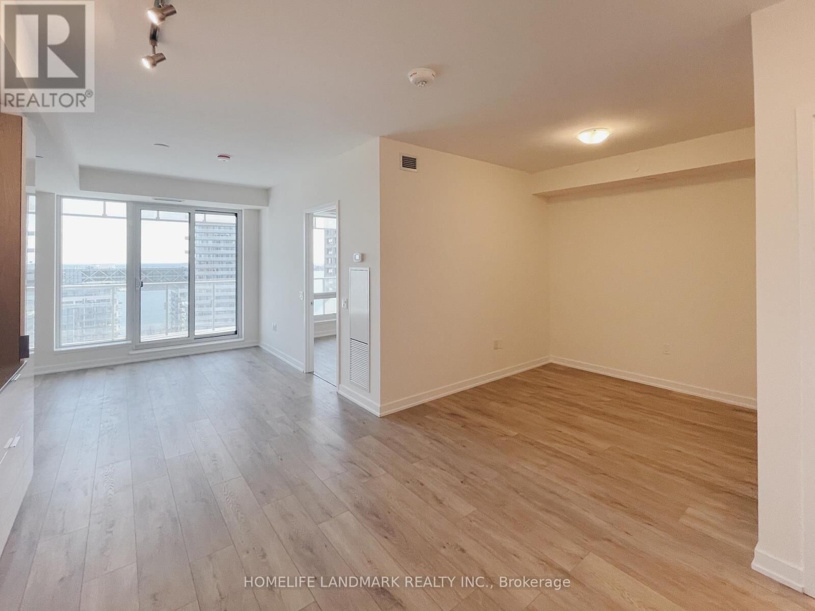 Property Photo:  28 Freeland Street 1610  ON M5E 0E3 