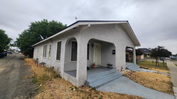 Property Photo:  450 N 6th Street  CA 93210 