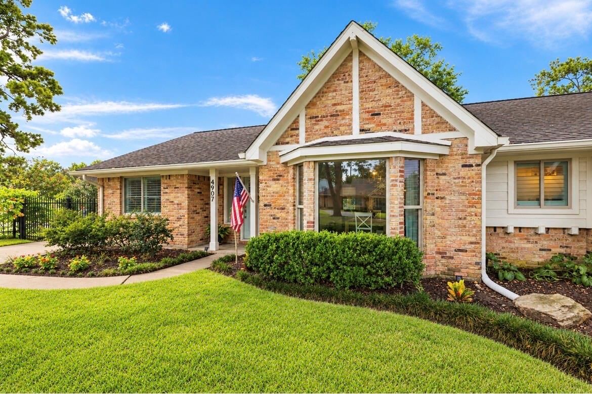 Property Photo:  4907 Golf Drive  TX 77018 