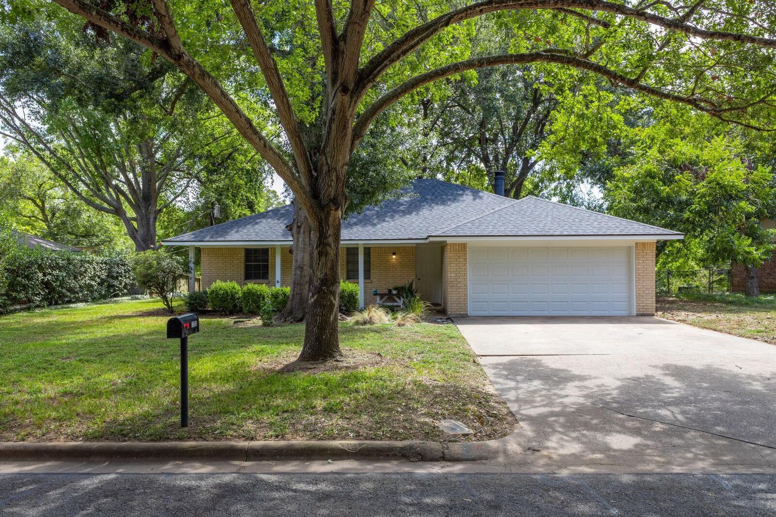 Property Photo: 1200 Hollis Drive TX 77833