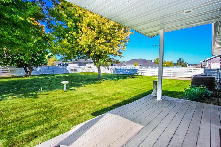 Property Photo: 1010 Lakeview Blvd NE 69101