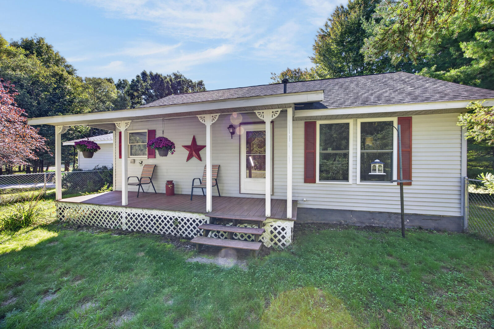 Property Photo:  913 E High Street  MI 48838 