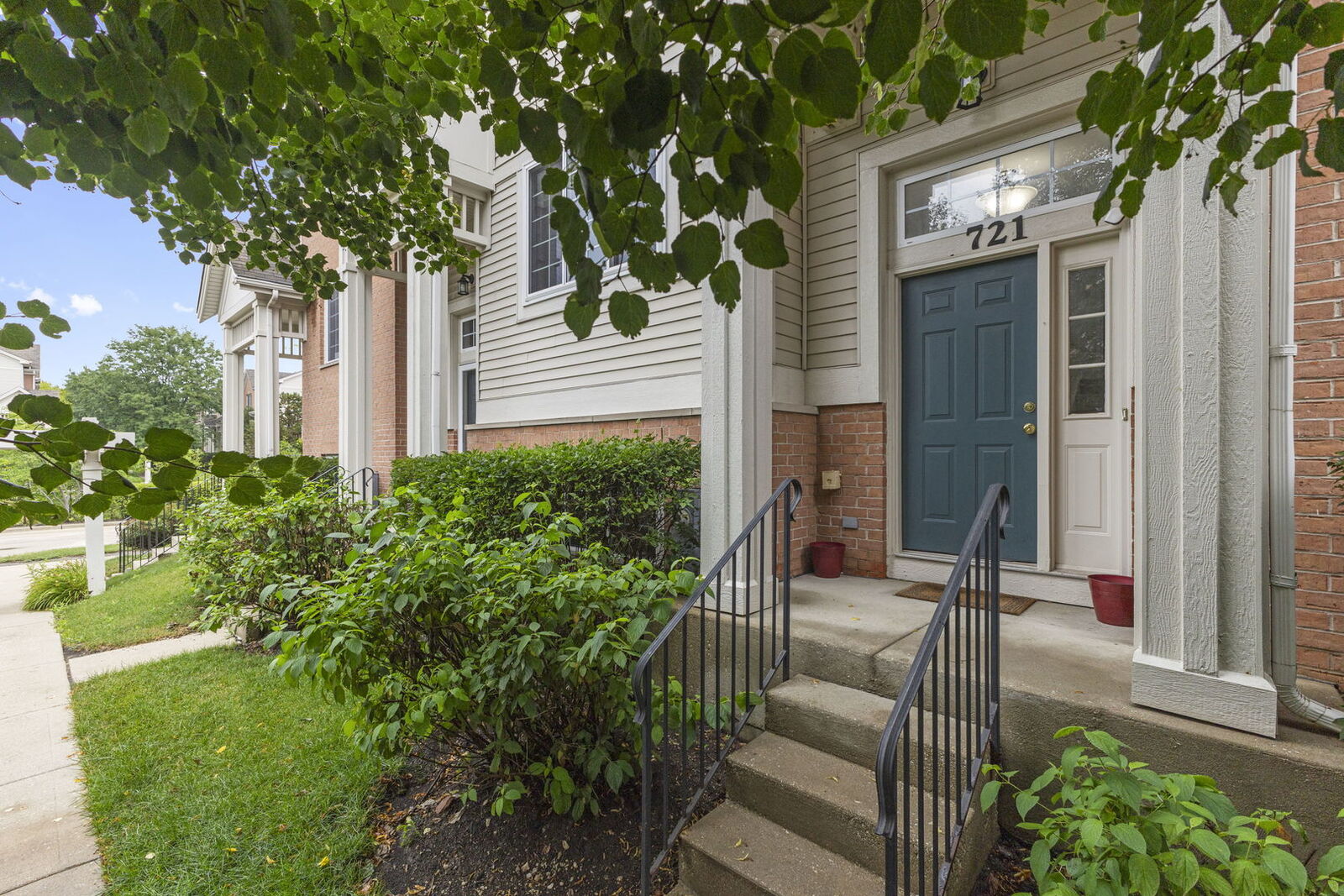 Property Photo: 721 Hanbury Drive IL 60016