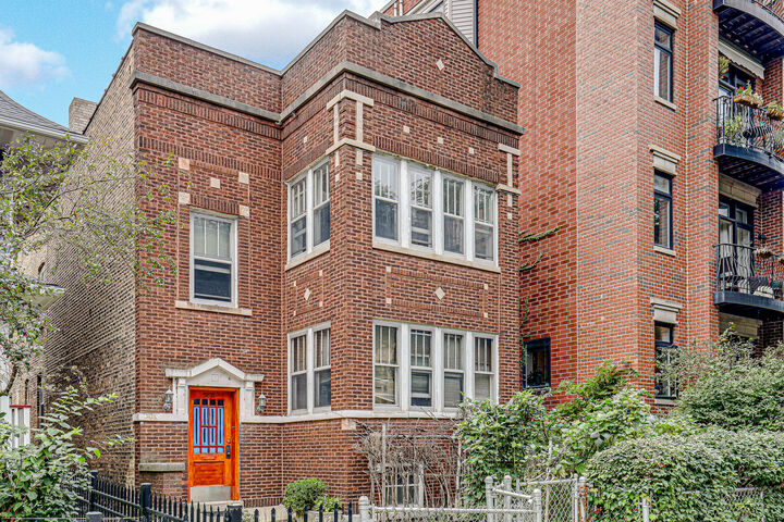 Property Photo: 5814 N Winthrop Avenue 2 IL 60660