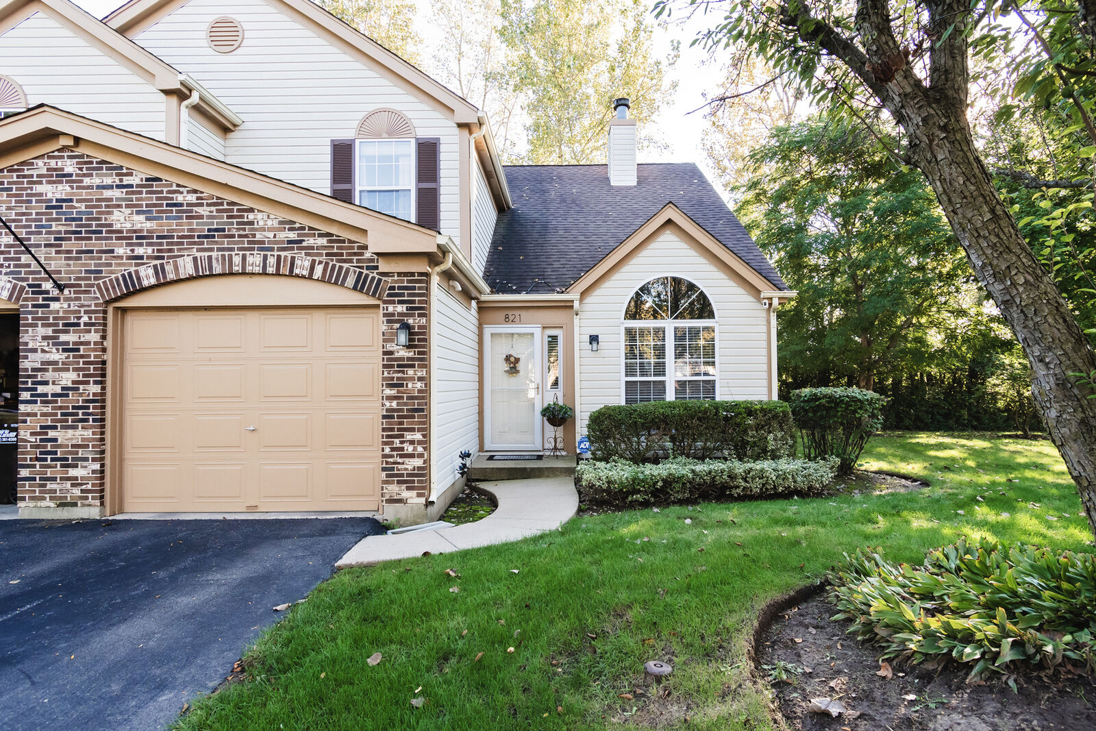 Property Photo: 821 E Saratoga Circle IL 60042