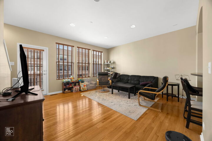 Property Photo: 706 E Wing Street 706 IL 60004
