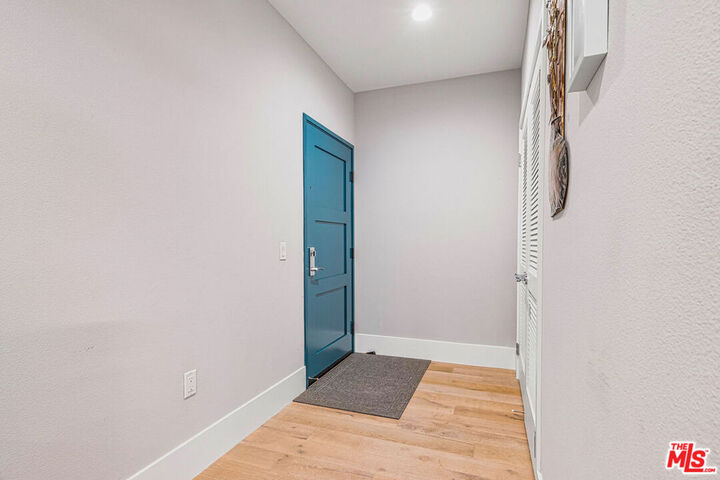 Property Photo:  901 S Gramercy Drive 202  CA 90019 