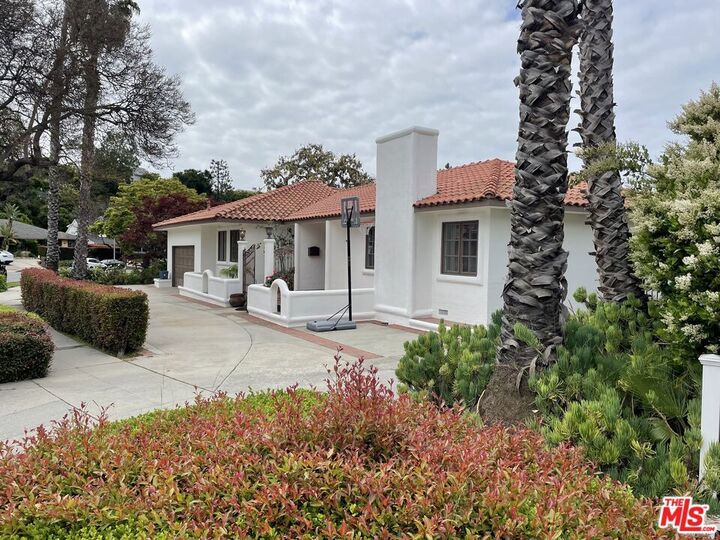 Property Photo: 1441 Allenford Avenue CA 90049