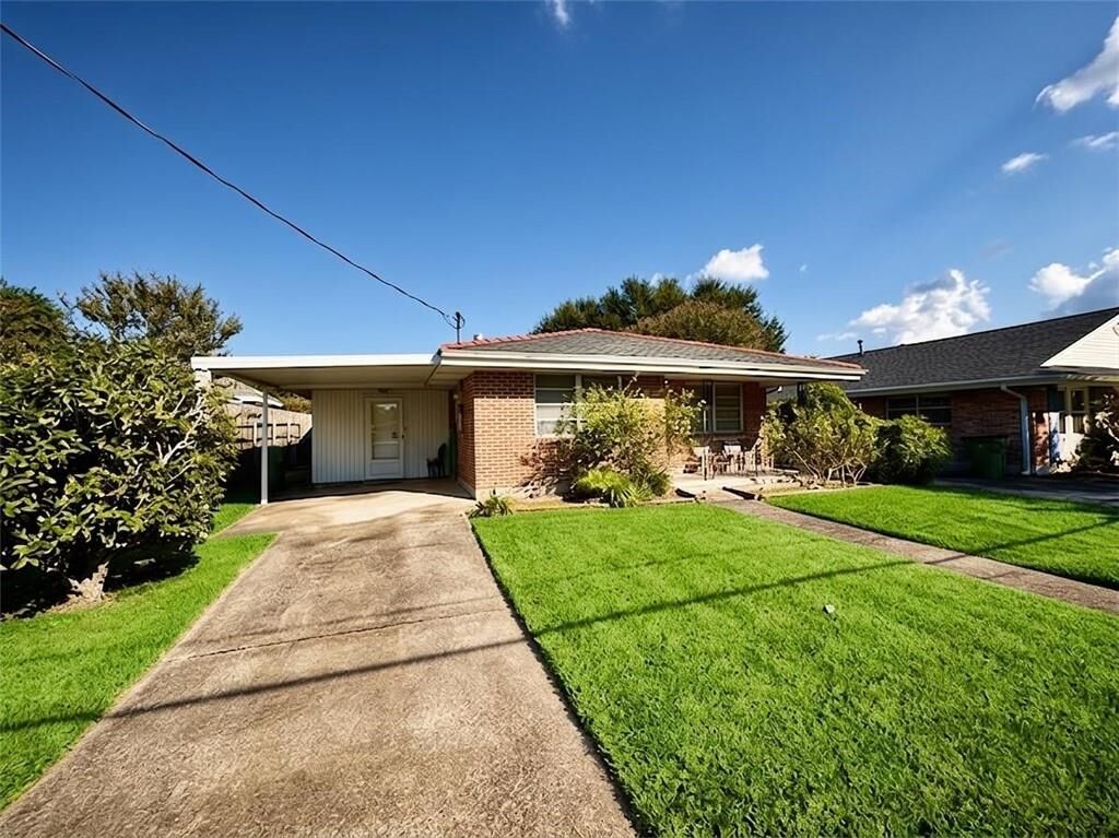 Property Photo: 933 Brockenbraugh Court LA 70005