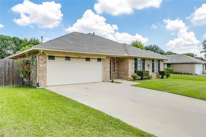 Property Photo: 904 Vicksburg Lane TX 76028