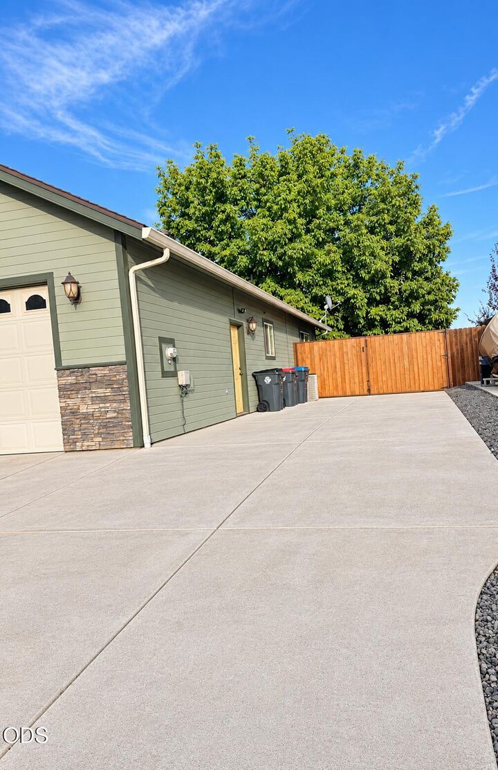 Property Photo:  1052 Kensington Court  OR 97502 