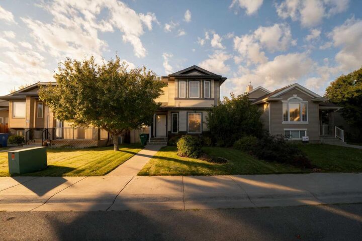 Property Photo:  509 Gateway Crescent S  AB T1K 5C3 