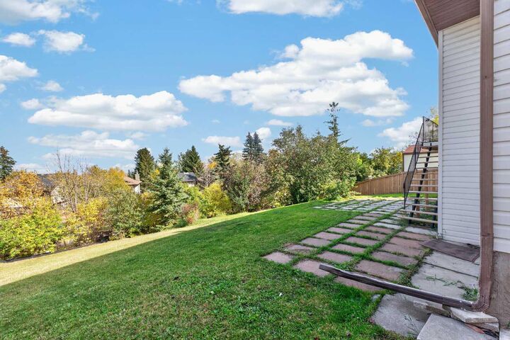 Property Photo:  63 Beaconsfield Crescent NW  AB T3K 1W5 