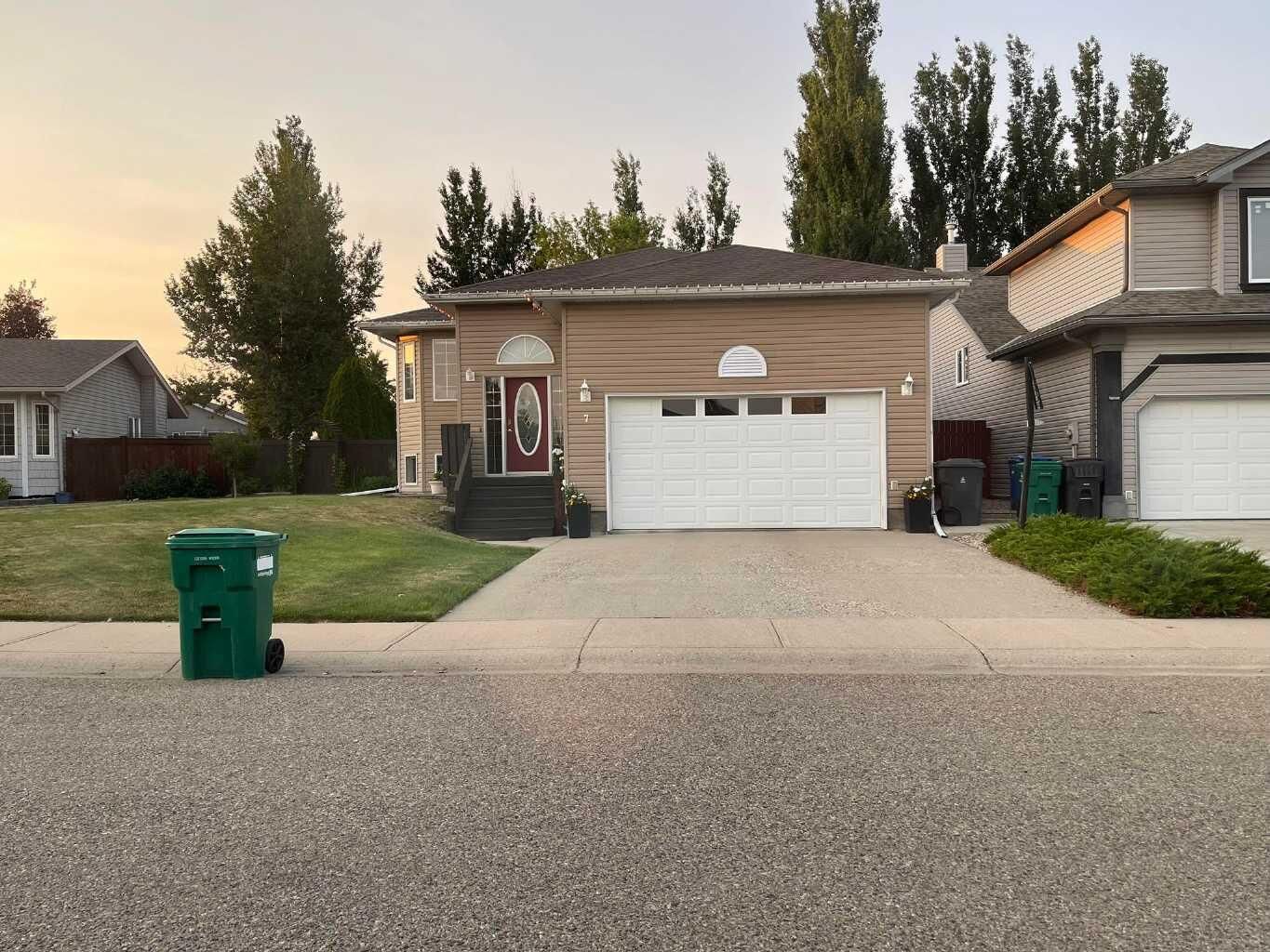 Property Photo:  7 Mt Alderson Place W  AB T1K 6N7 