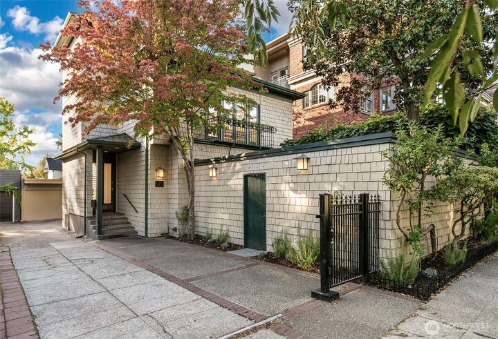 Property Photo: 915 11th Avenue E WA 98102