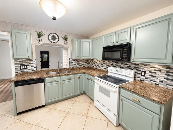 Property Photo:  560 SE 23rd Avenue 1  FL 33062 
