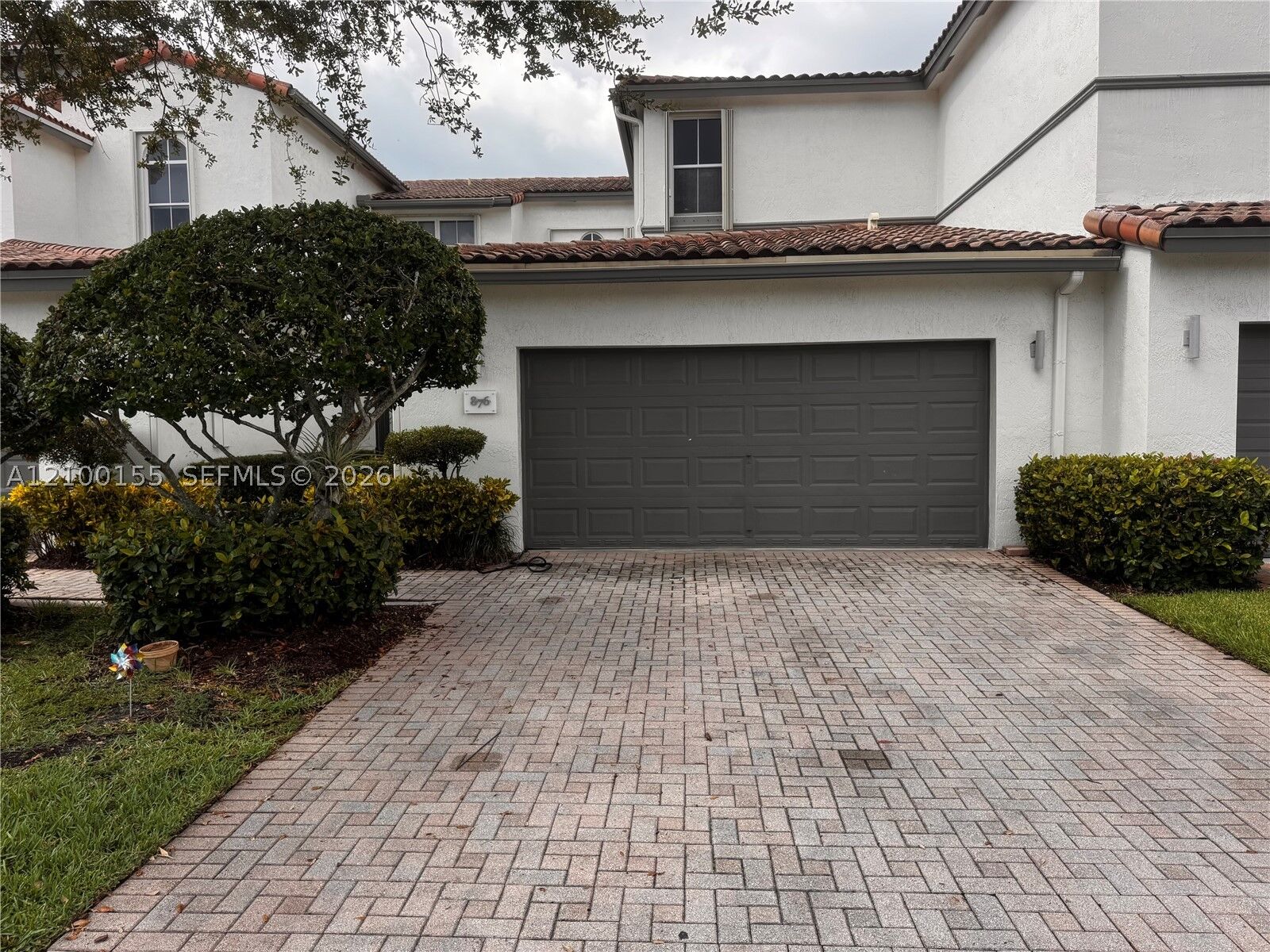 Property Photo: 876 W Spinnaker Dr W FL 33019