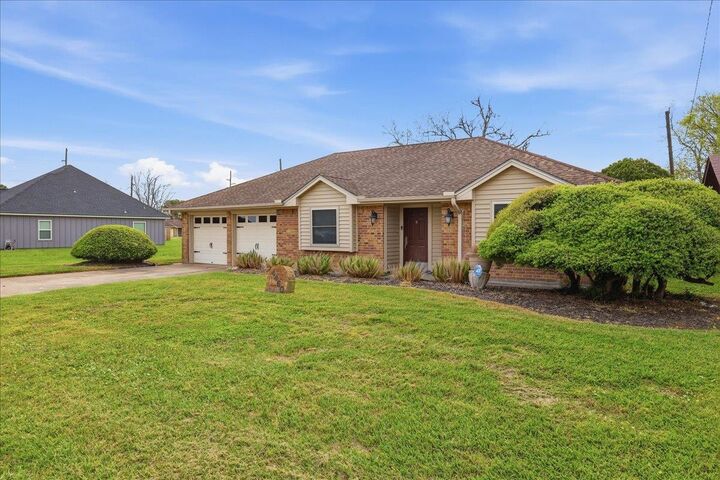 Property Photo: 4460 Beale St TX 77705