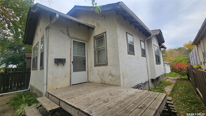 Property Photo:  114 N Avenue S  SK S7M 2M7 