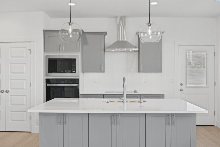Property Photo: 5424 W Okanogan Ave WA 99336