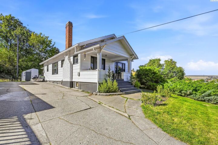 Property Photo:  804 S Main St  WA 99111 