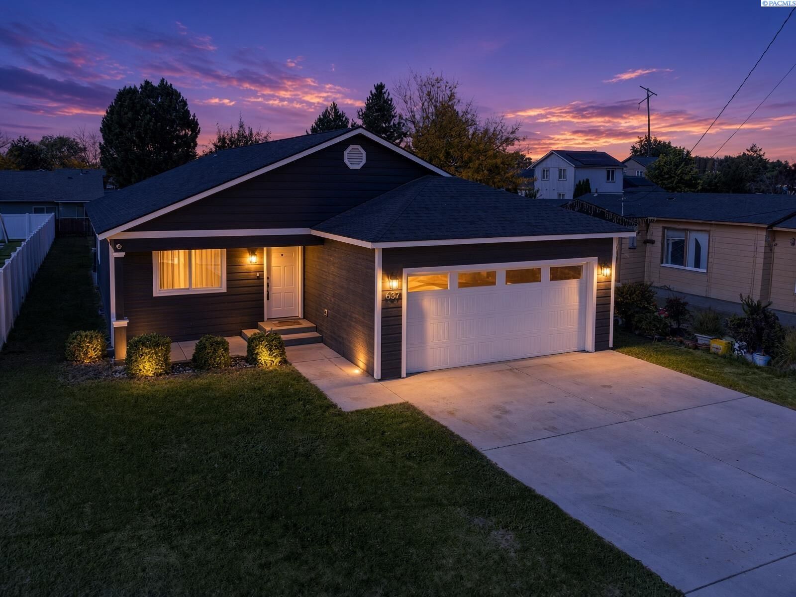 Property Photo: 637 N 16th St WA 98944