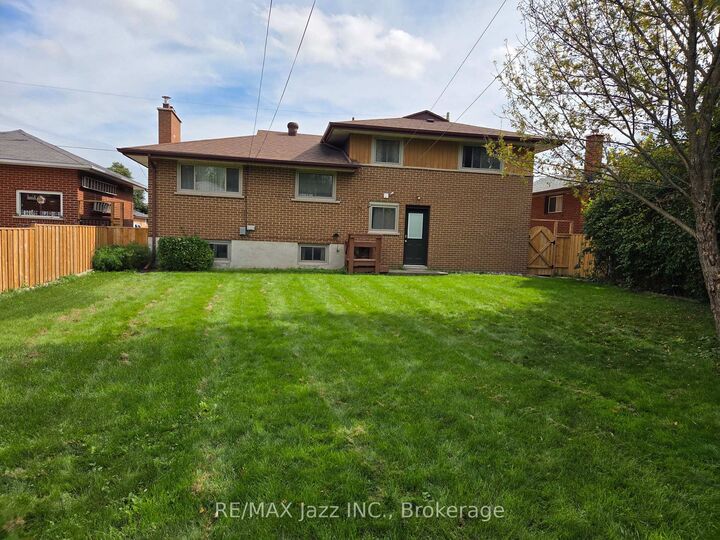 Property Photo:  302 Poplar Street  ON L1H 6P7 