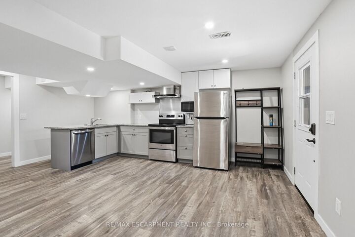 Property Photo:  43 Fleming Crescent Lower  ON N3W 0C3 