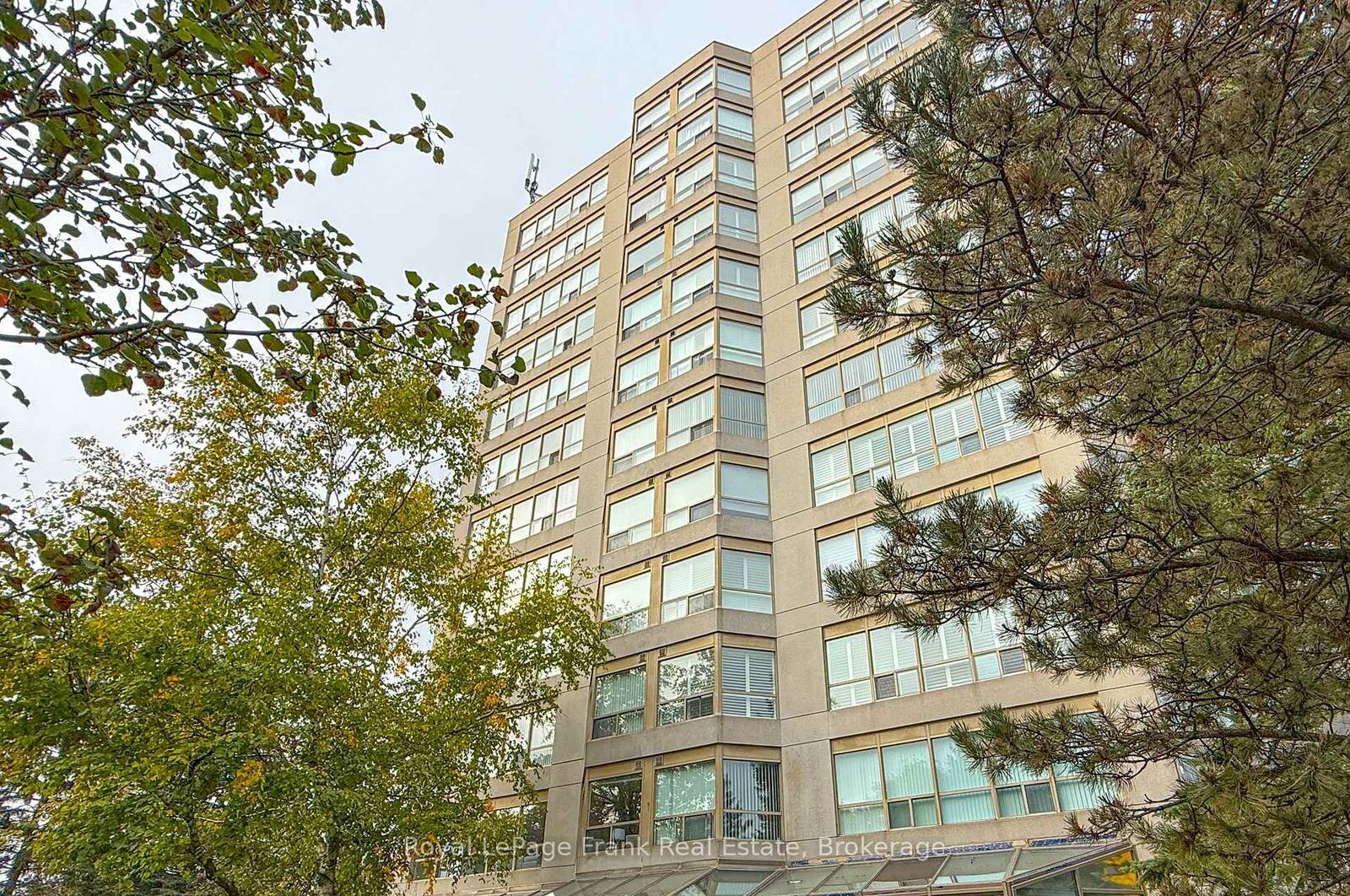 Property Photo:  712 Rossland Road E 213  ON L1N 9E8 