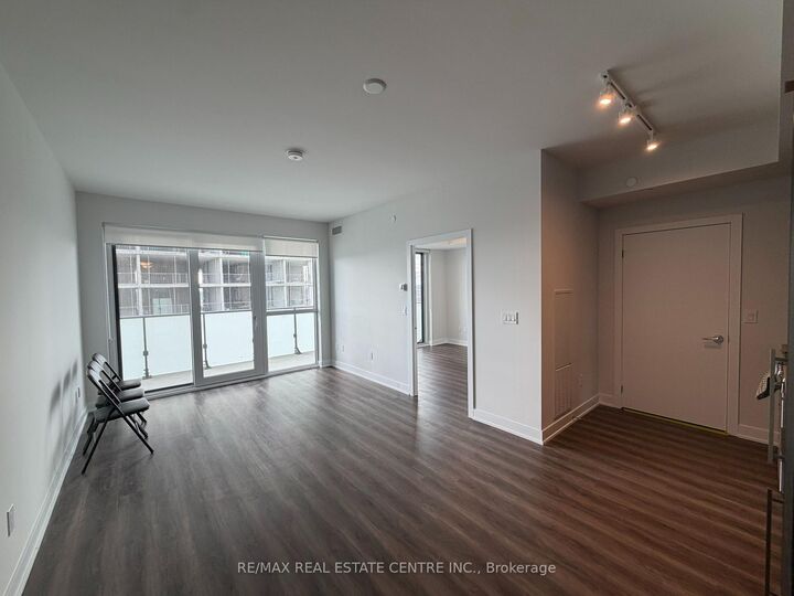 Property Photo:  4130 Parkside Village Drive W 3111  ON L5B 0L7 